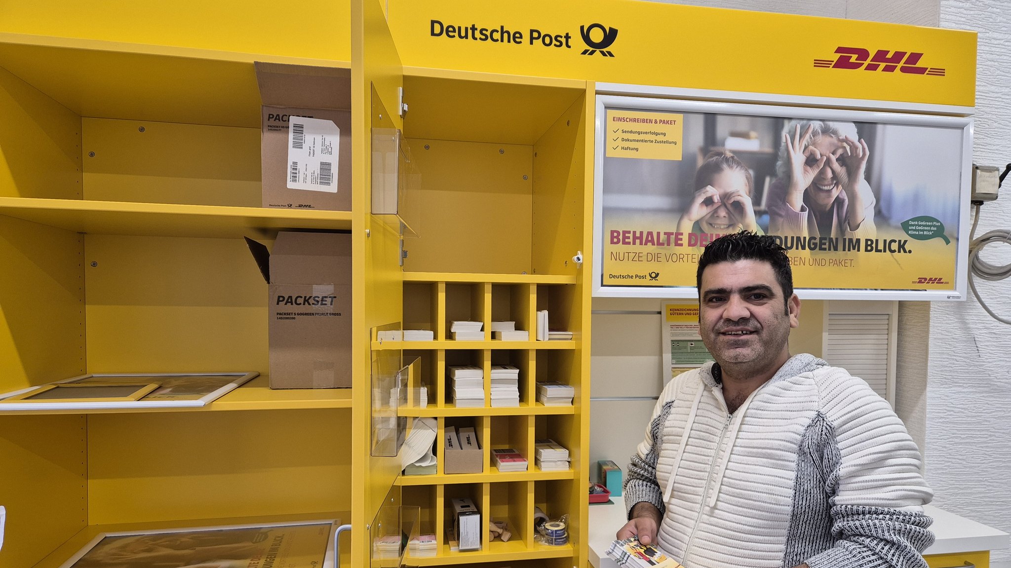 Mohammes Ali Yousif in seiner Postfiliale in Erlangen