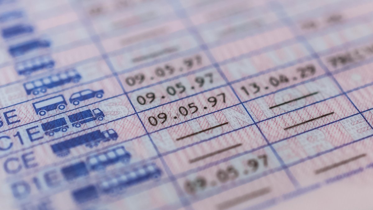 Neue EU-Führerschein-Regeln: Härtere Strafen, jüngere Lkw-Fahrer