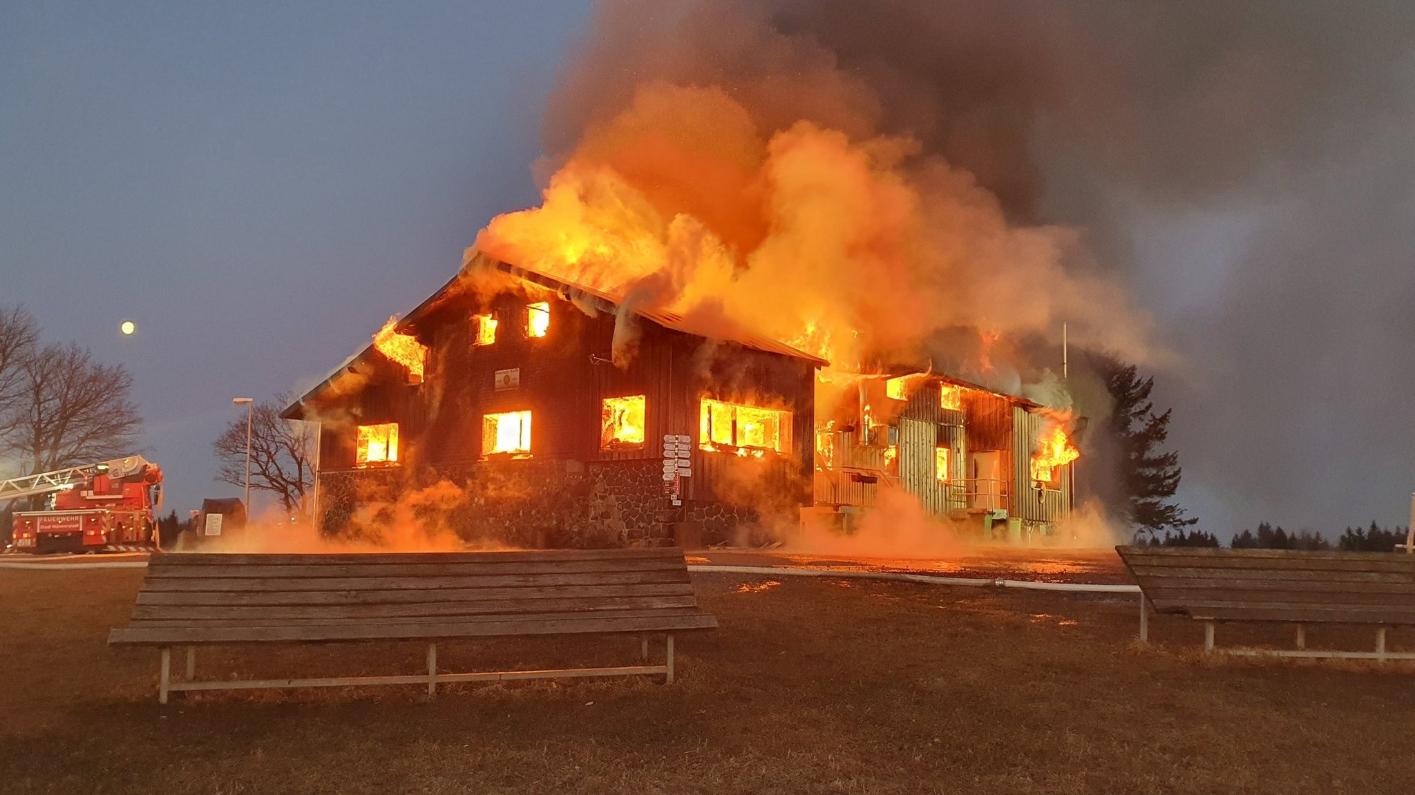 Die Kissinger Hütte in der Rhön steht in Flammen. | Bild: dpa-Bildfunk Die Kissinger Hütte in der Rhön steht in Flammen.