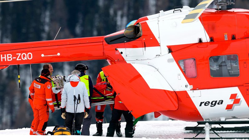 Michelle Gisin wird ins Krankenhaus gebracht | Bild: picture alliance/KEYSTONE | JEAN-CHRISTOPHE BOTT Michelle Gisin wird ins Krankenhaus gebracht