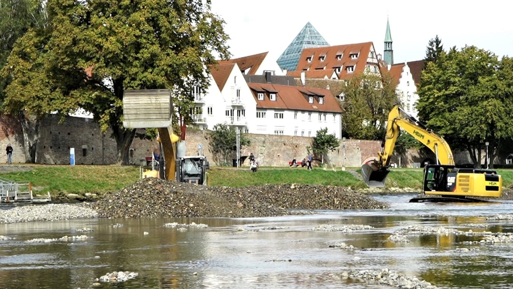 Hochwasserschutz: Stadtwerke baggern in Neu-Ulm Donau aus