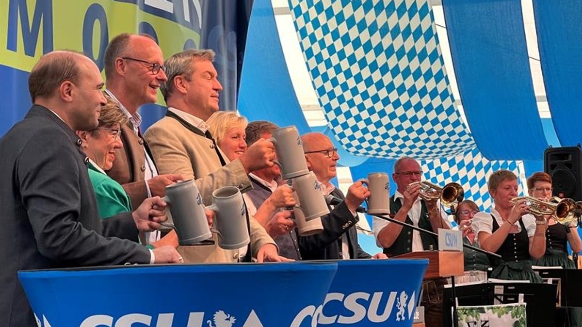 Im CSU-Zelt: CDU-Chef Merz und der bayerische Ministerpräsident Söder.