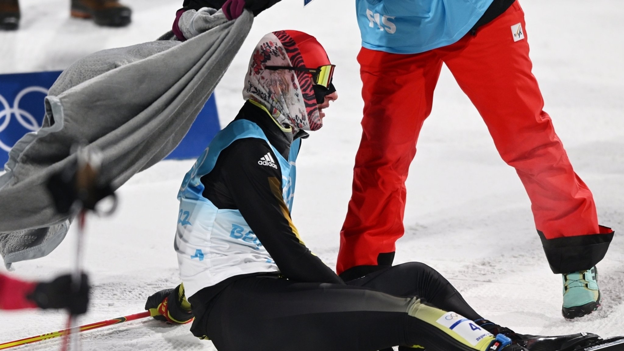  Manuel Faißt aus Deutschland sitzt erschöpft im Ziel. 