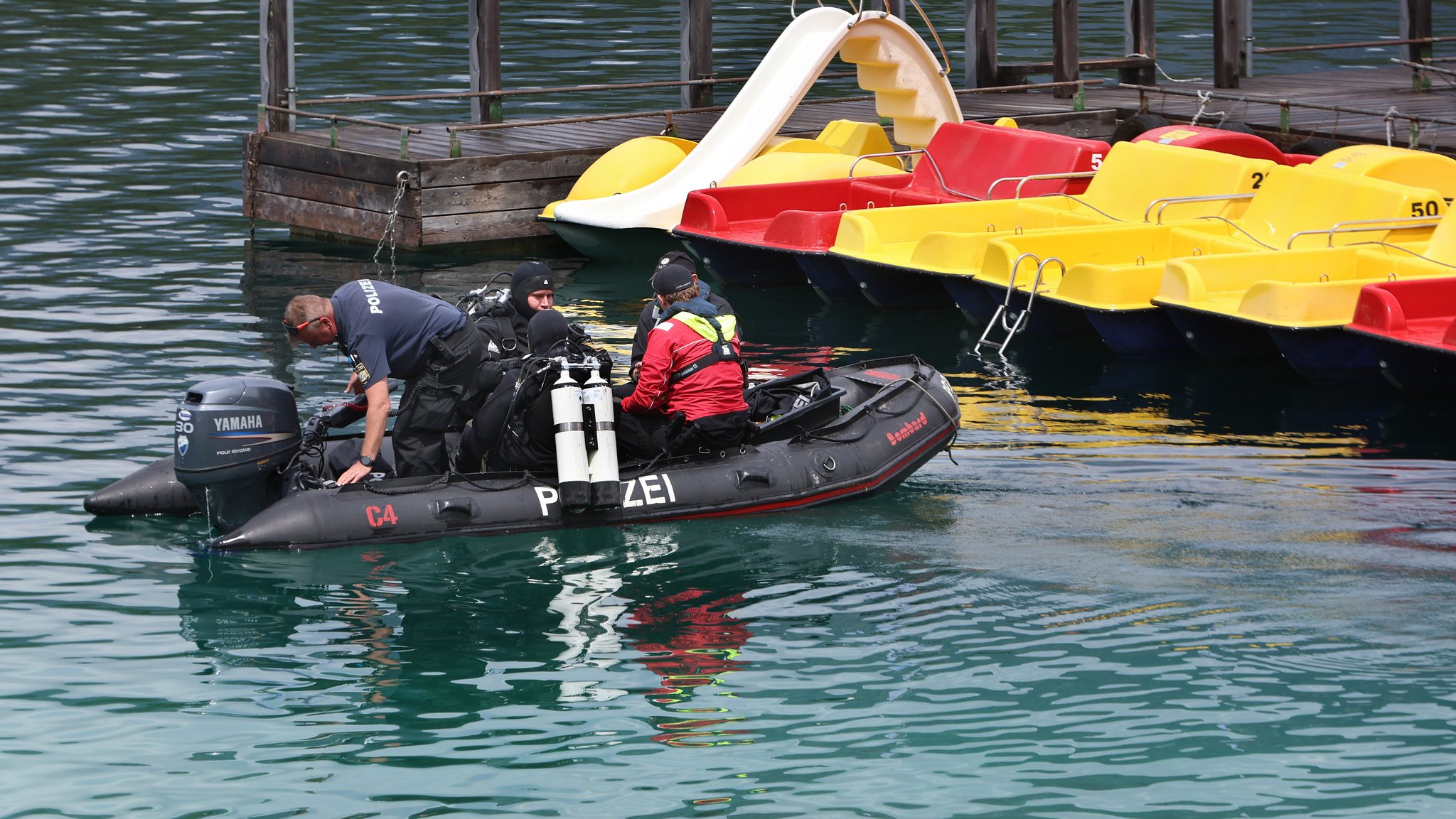Polizeitaucher fahren auf den Eibsee. Im Juli sind dort ein 33-jähriger Vater und sein 6-jähriger Sohn während einer Tretbootfahrt untergegangen. | Bild: picture alliance/dpa | Karl-Josef Hildenbrand Polizeitaucher fahren auf den Eibsee. Im Juli sind dort ein 33-jähriger Vater und sein 6-jähriger Sohn während einer Tretbootfahrt untergegangen.
