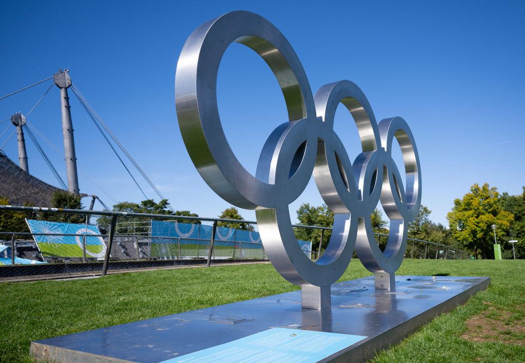 ARCHIV - 19.09.2025, Bayern, München: Die olympischen Ringe stehen im Olympiapark. Am 26.10.2025 findet der Bürgerentscheid zur Bewerbung der Stadt München um Olympische und Paralympische Spiele statt. Mit dem Entscheid soll entschieden werden, ob sich München um die Spiele bewerben soll, die entweder 2036, 2040 oder 2044 stattfinden. (zu dpa: «Wahl mit Signalwirkung: So steht's um die Olympia-Bewerbung») Foto: Sven Hoppe/dpa +++ dpa-Bildfunk +++