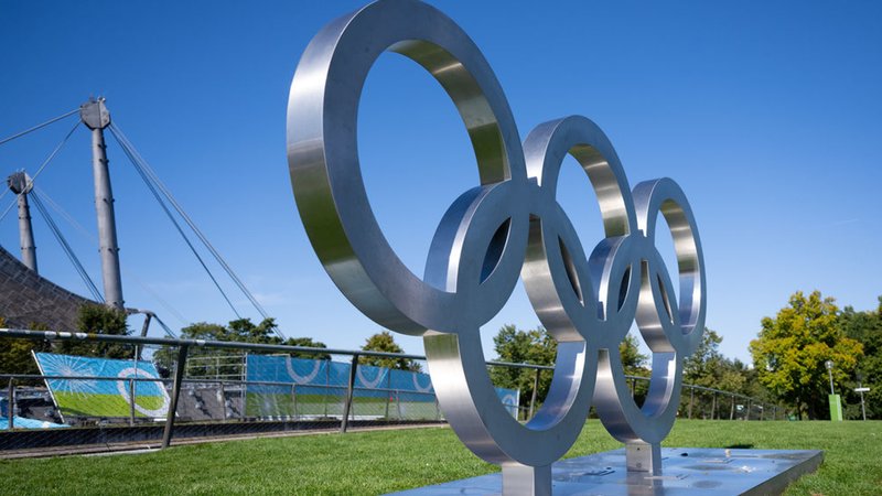 ARCHIV - 19.09.2025, Bayern, München: Die olympischen Ringe stehen im Olympiapark. Am 26.10.2025 findet der Bürgerentscheid zur Bewerbung der Stadt München um Olympische und Paralympische Spiele statt. Mit dem Entscheid soll entschieden werden, ob sich München um die Spiele bewerben soll, die entweder 2036, 2040 oder 2044 stattfinden. (zu dpa: «Wahl mit Signalwirkung: So steht's um die Olympia-Bewerbung») Foto: Sven Hoppe/dpa +++ dpa-Bildfunk +++ | Bild: dpa-Bildfunk/Sven Hoppe ARCHIV - 19.09.2025, Bayern, München: Die olympischen Ringe stehen im Olympiapark. Am 26.10.2025 findet der Bürgerentscheid zur Bewerbung der Stadt München um Olympische und Paralympische Spiele statt. Mit dem Entscheid soll entschieden werden, ob sich München um die Spiele bewerben soll, die entweder 2036, 2040 oder 2044 stattfinden. (zu dpa: «Wahl mit Signalwirkung: So steht's um die Olympia-Bewerbung») Foto: Sven Hoppe/dpa +++ dpa-Bildfunk +++