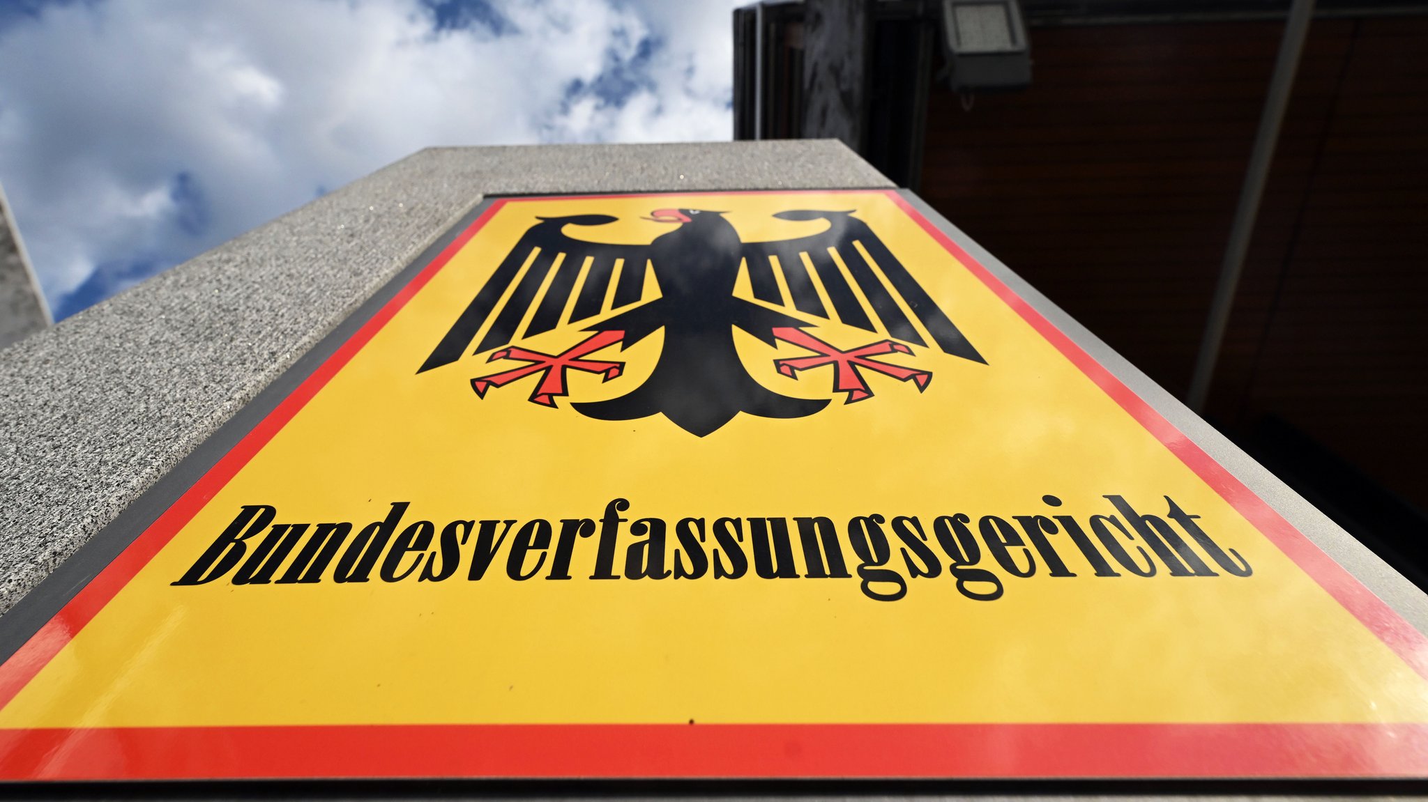 Schild vor dem Bundesverfassungsgericht in Karlsruhe | Bild: picture alliance/dpa | Uli Deck Schild vor dem Bundesverfassungsgericht in Karlsruhe