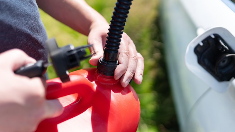 Symbolbild: Sprit wird aus dem Tank eines Autos abgezapft. | Bild: picture alliance / Zoonar | Sergiy Artsaba Symbolbild: Sprit wird aus dem Tank eines Autos abgezapft.