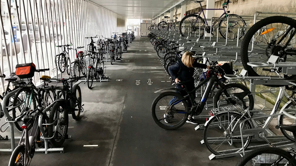 Frau im Fahrradparkhaus am Nürnberger Hauptbahnhof