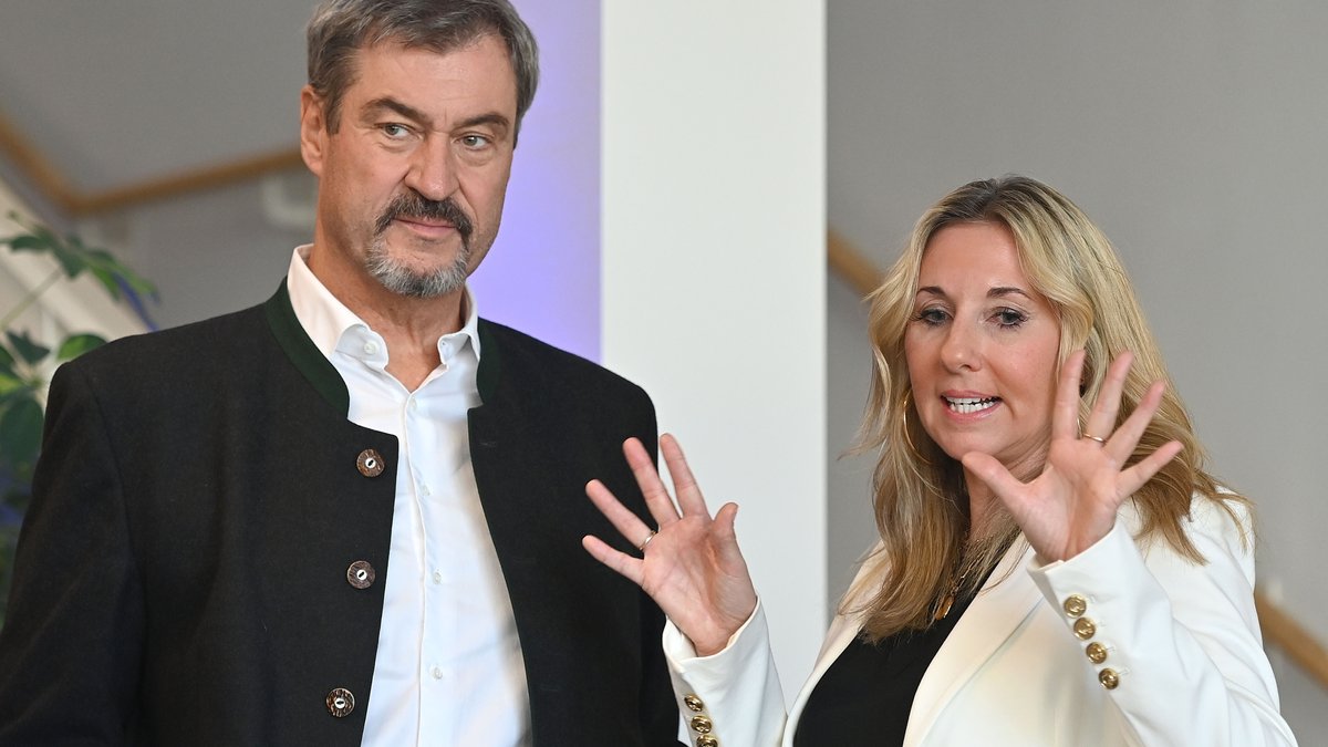 Hymnenpflicht und Strafgesetz: Ministerin sagt Klarstellung zu