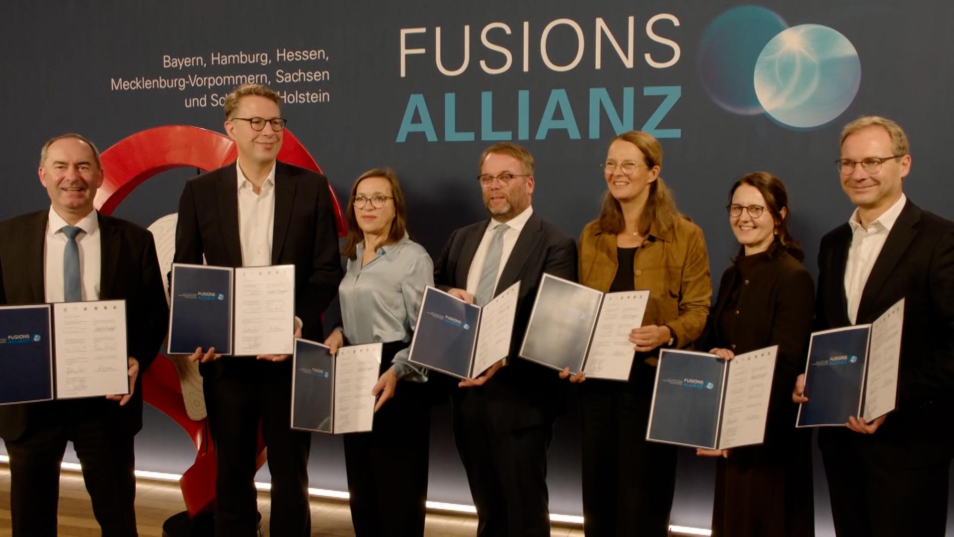 Minister und Ministerinnen mit Vertragskopien