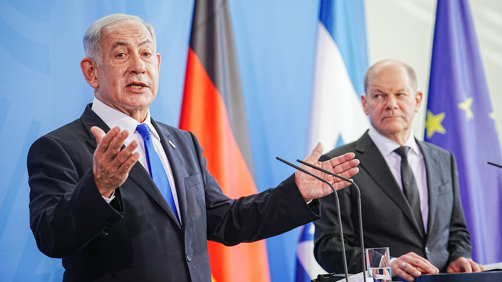 Bundeskanzler Olaf Scholz (SPD, r) und Benjamin Netanjahu, Ministerpräsident von Israel, geben im Bundeskanzleramt eine Pressekonferenz. In dem Gespräch ging es nach Angaben der Bundesregierung um die bilaterale Zusammenarbeit sowie internationale und regionale Sicherheitsfragen.