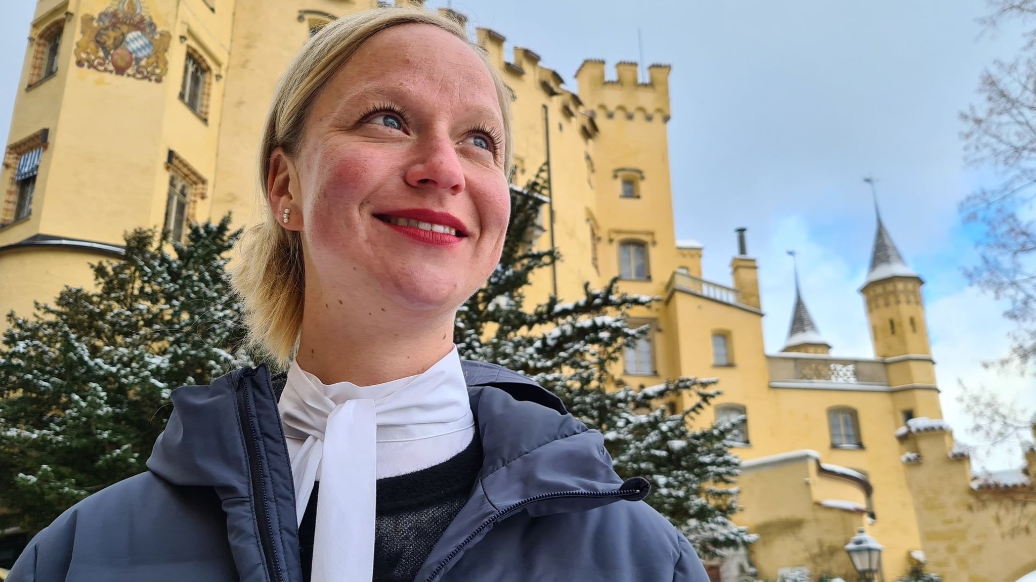 Barbara Schumann vor dem Schloss Hohenschwangau