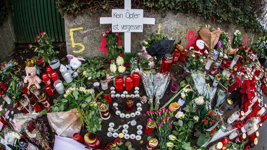 Gedenken an das getötete Mädchen in Illerkirchberg. Zahlreiche Kerzen, ein Kreuz mit der Aufschrift "Kein Opfer ist  vergessen". 