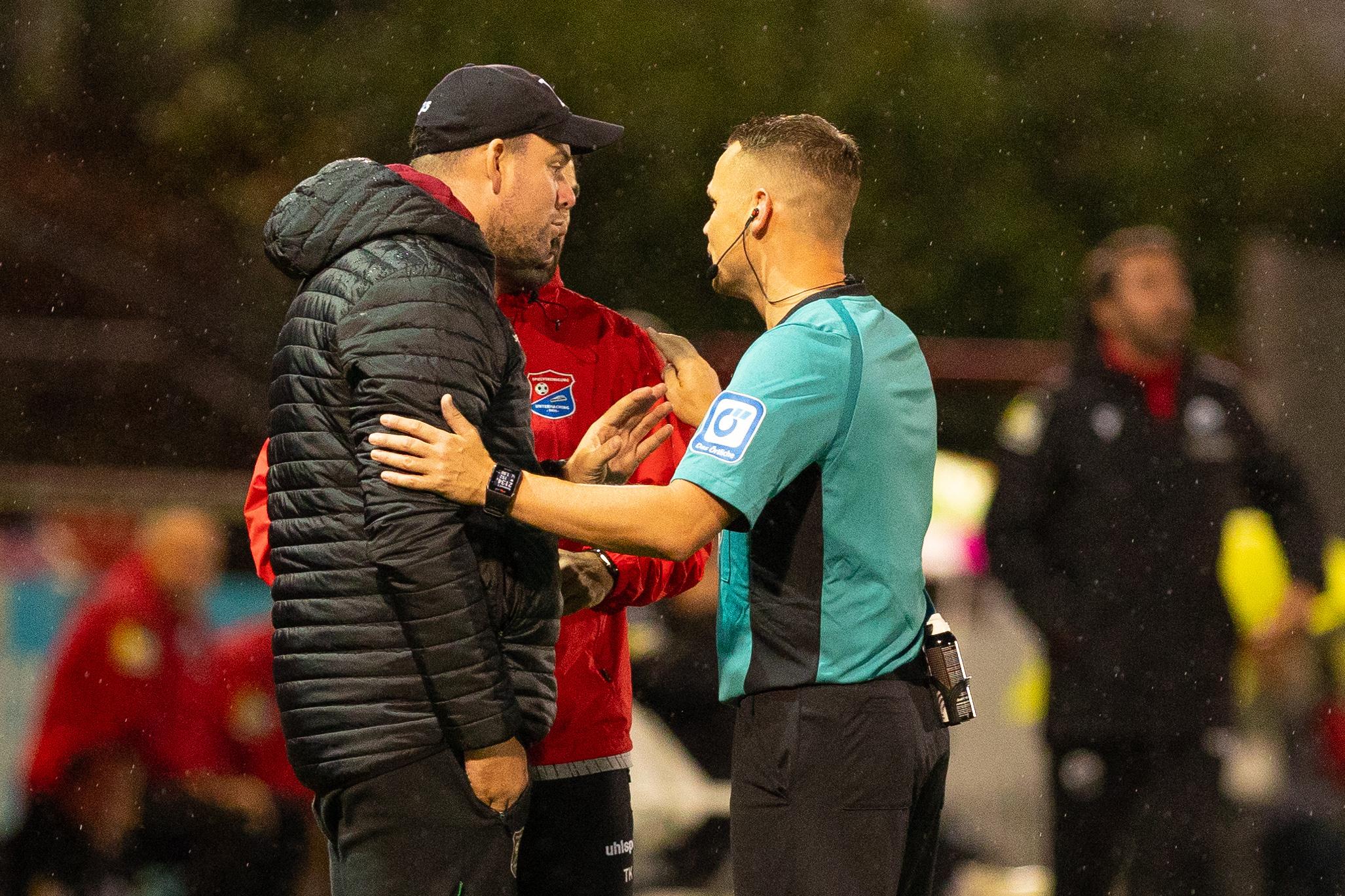 Unterhaching-Trainer Marc Unterberger und Schiedsrichter Robert Kampka