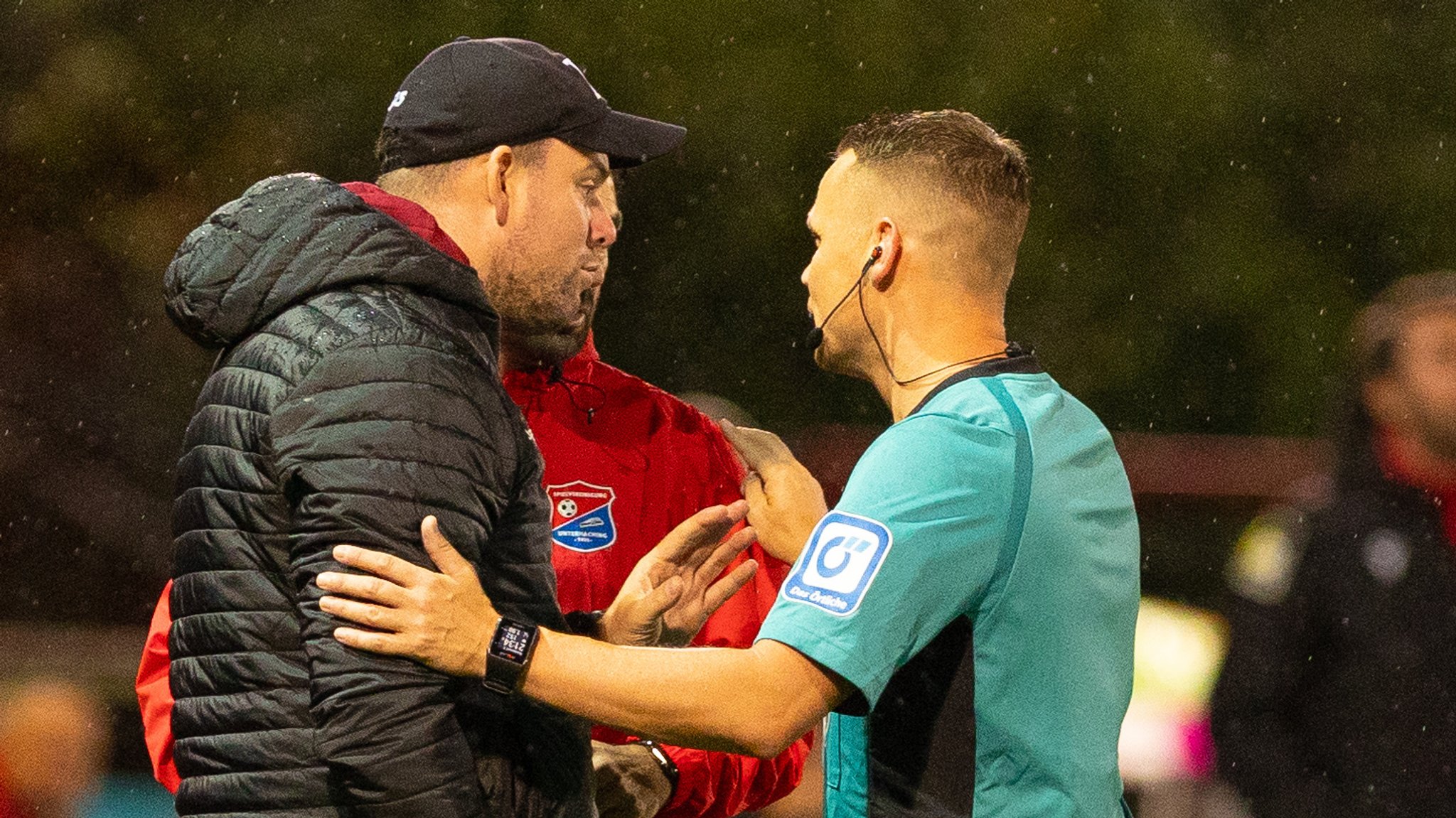 Unterhaching-Trainer Marc Unterberger und Schiedsrichter Robert Kampka