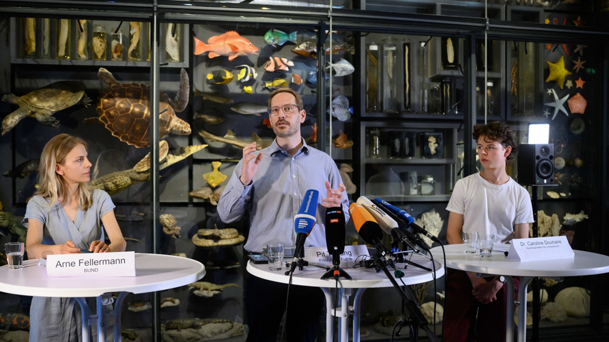 Caroline Douhaire (l-r), Anwältin, Arne Fellermann, Abteilungsleiter Klimaschutz beim BUND, und Pit Terjung, Sprecher von Fridays for Future