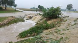 In Gachenbach/Lkr. Neuburg-Schrobenhausen haben heftige Regenfälle eine Staatsstraße überschwemmt.  | Bild:News5