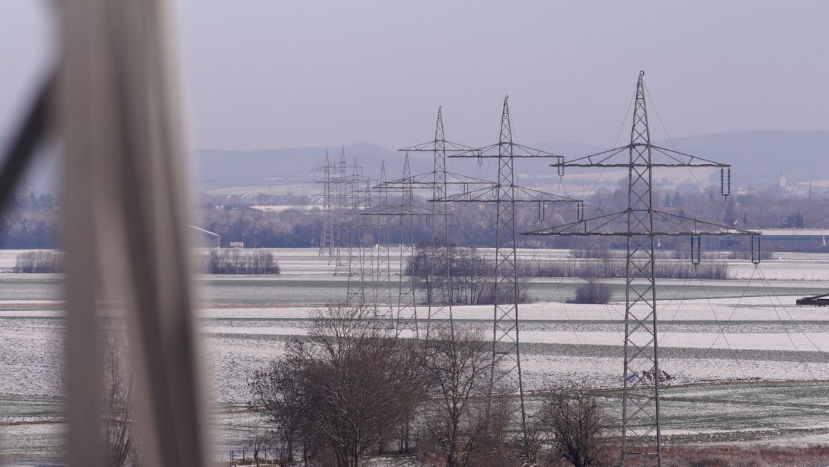 Die Hochspannungsleitung von Ellwangen nach Nördlingen ist eine Hauptschlagader für die Stromversorgung im Nördlinger Ries