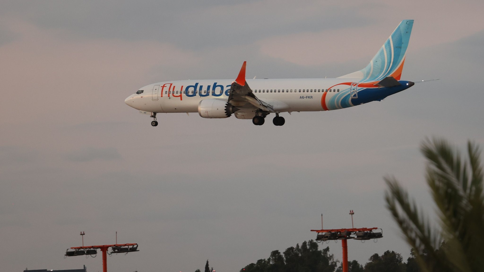30.09.2026, Israel, Tel Aviv: Ein Flugzeug der Fluggesellschaft FlyDubai mit israelischen Passagieren an Bord, die zuvor in einem anderen FlyDubai-Flugzeug gesessen hatten, das in Saudi-Arabien notgelandet war, nähert sich dem Ben-Gurion-Flughafen in der Nähe von Tel Aviv. | Bild: dpa-Bildfunk/Jamal Awad 30.09.2026, Israel, Tel Aviv: Ein Flugzeug der Fluggesellschaft FlyDubai mit israelischen Passagieren an Bord, die zuvor in einem anderen FlyDubai-Flugzeug gesessen hatten, das in Saudi-Arabien notgelandet war, nähert sich dem Ben-Gurion-Flughafen in der Nähe von Tel Aviv.