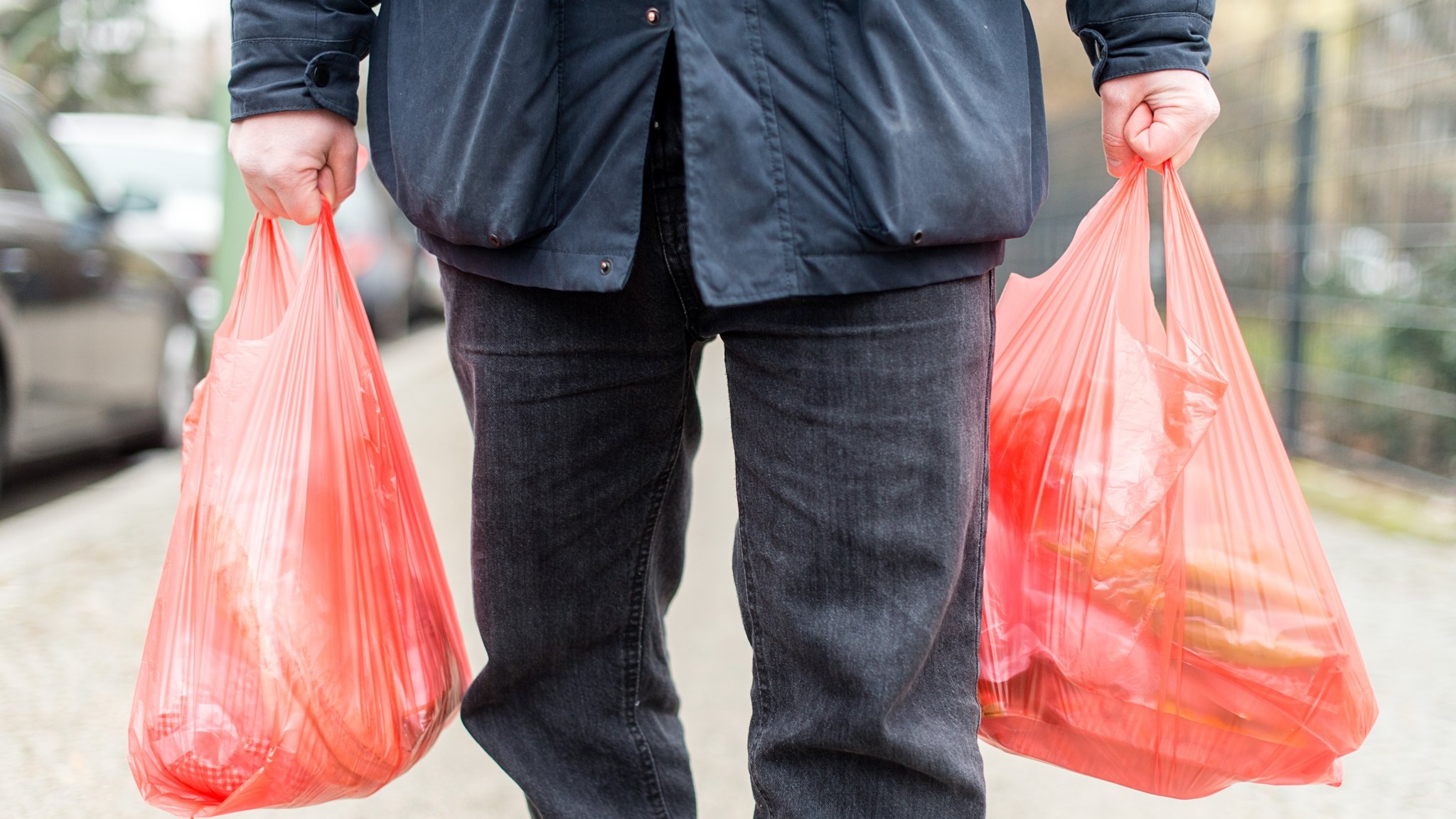 Wohl bald ein Bild der Vergangenheit: Ein Mann, der seine Einkäufe in Plastiktüten nach Hause trägt.