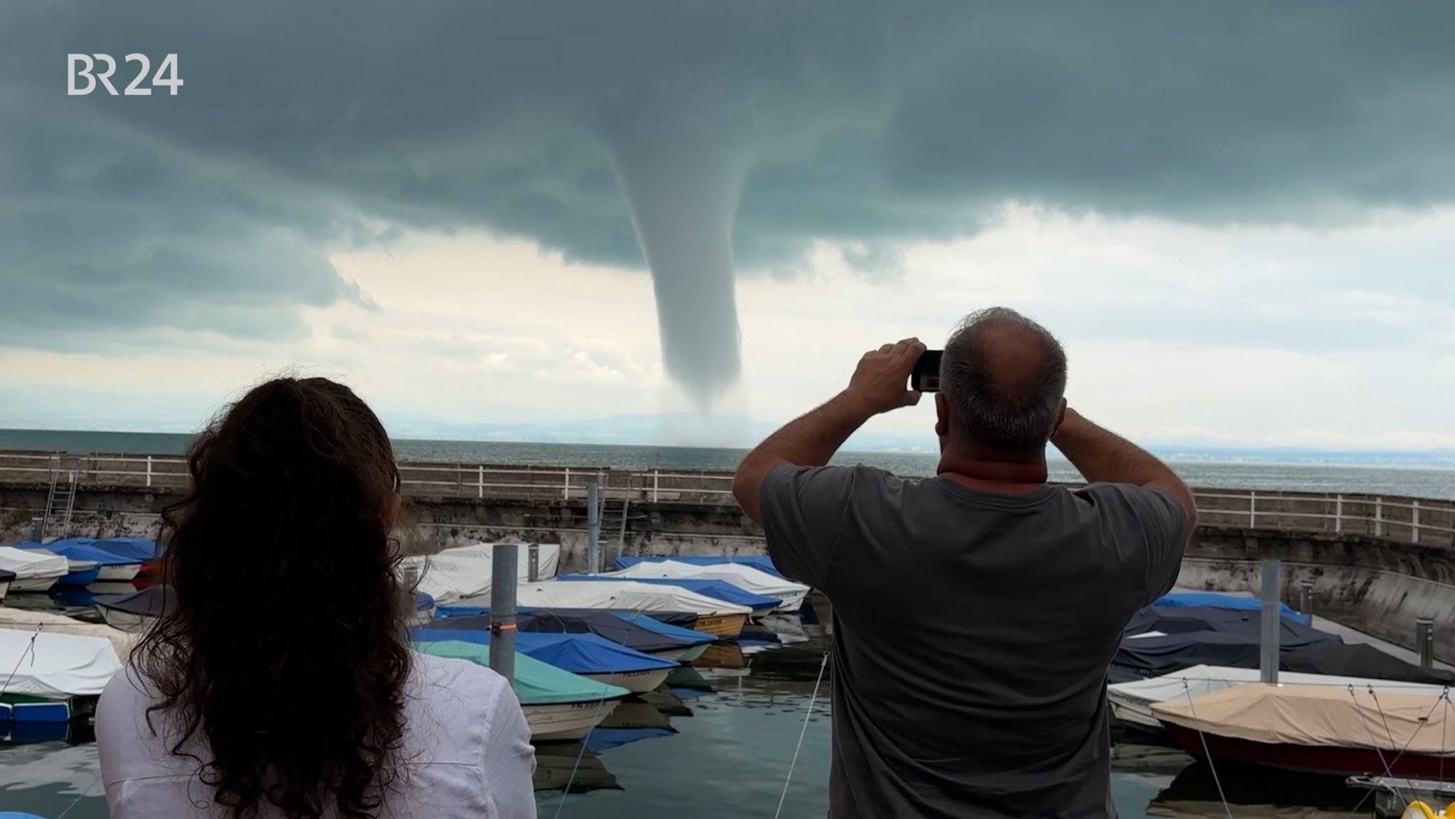 Ein Tornado hat sich laut dem Deutschen Wetterdienst (DWD) auf dem Bodensee vor Friedrichshafen gebildet. | Bild: BR Ein Tornado hat sich laut dem Deutschen Wetterdienst (DWD) auf dem Bodensee vor Friedrichshafen gebildet.