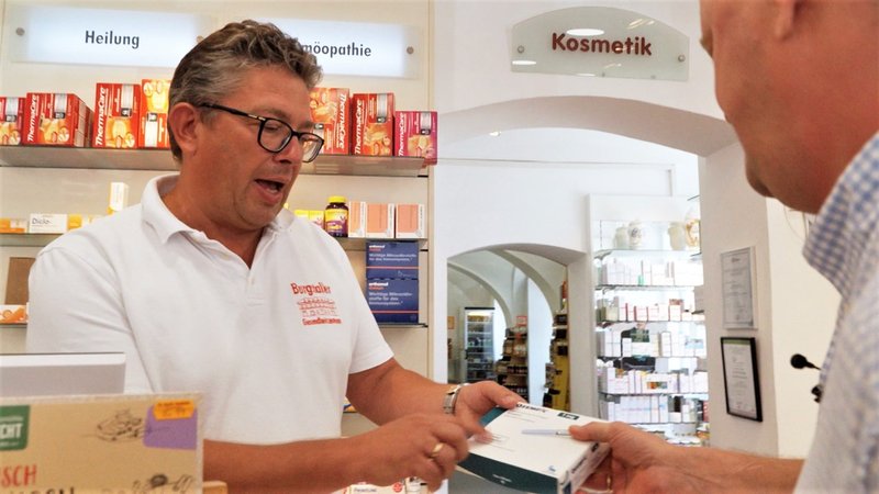 Apotheker übergibt einem Kunden ein Medikament | Bild: BR/Katharina Häringer Apotheker übergibt einem Kunden ein Medikament