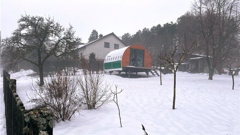 Um dieses Gebäude dreht sich alles – und vor allem dreht sich alles um die Frage: Ist es ein Gartenhaus und macht der Stadtrat eine Ausnahme? | Bild: BR / Valentin Beige Um dieses Gebäude dreht sich alles – und vor allem dreht sich alles um die Frage: Ist es ein Gartenhaus und macht der Stadtrat eine Ausnahme?