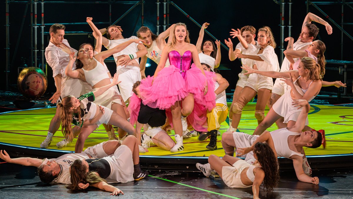Da kommt was ins Rollen: Musical "Mozart!" in München bejubelt