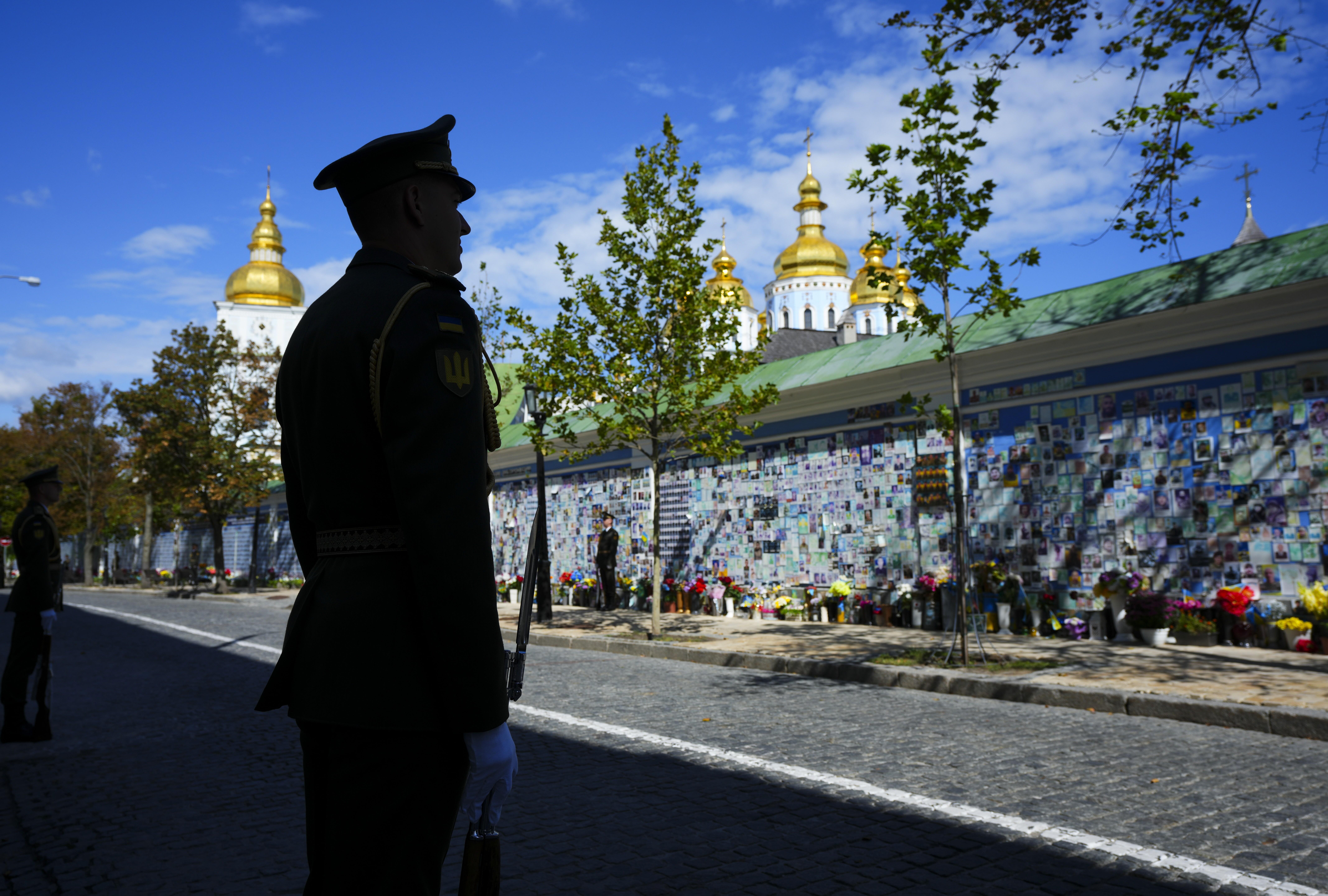 Ein Soldat der ukrainischen Ehrengarde an der Gedenkmauer zum Unabhängigkeitstag in Kiew.