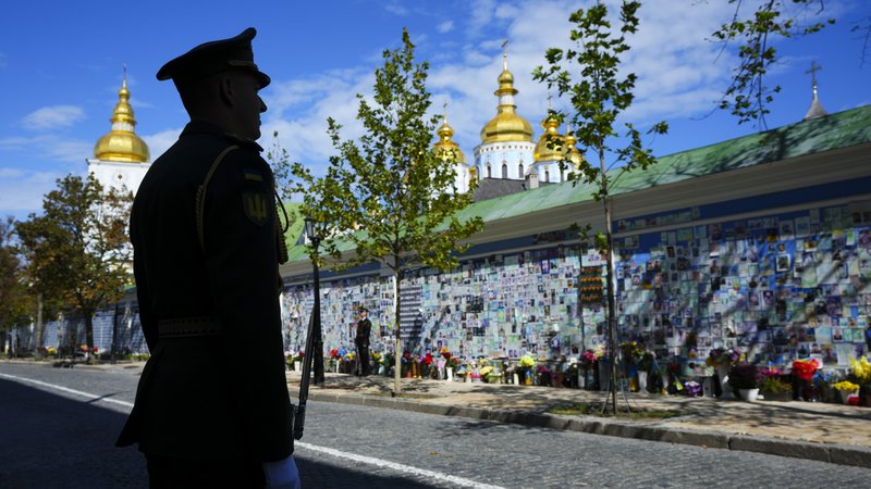 Ein Soldat der ukrainischen Ehrengarde an der Gedenkmauer zum Unabhängigkeitstag in Kiew. | Bild: pa/empics | Sean Kilpatrick Ein Soldat der ukrainischen Ehrengarde an der Gedenkmauer zum Unabhängigkeitstag in Kiew.