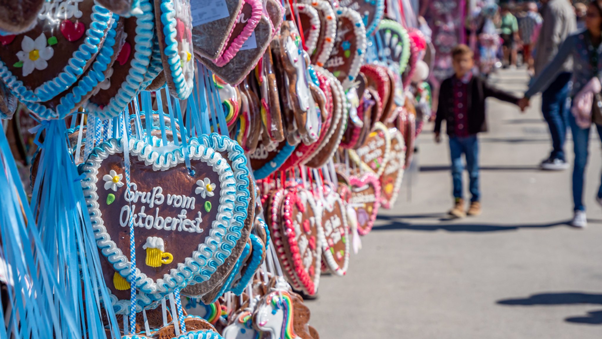 Lebkuchen-Herzen mit der Aufschrift:" Gruß vom Oktoberfest"