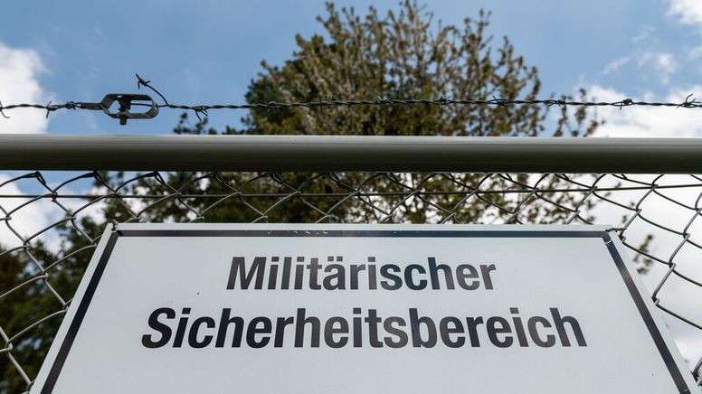 Militärischer Sicherheitsbereich - Symbolbild Bundeswehr | Bild:dpa-Bildfunk/Silas Stein