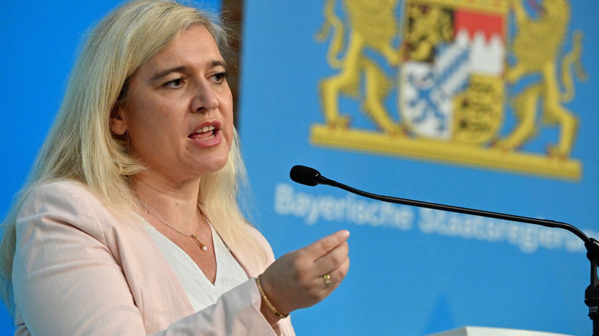 Melanie Huml steht vor einem Rednerpult. | Bild: dpa-Bildfunk/Peter Kneffel Melanie Huml steht vor einem Rednerpult.