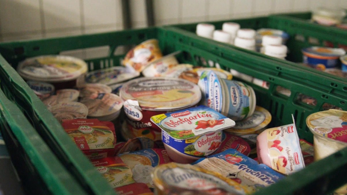In einer Kiste liegen Lebensmittel, die die Mitarbeiter der Foodsharing-Initiative vor dem Wegwerfen gerettet haben.