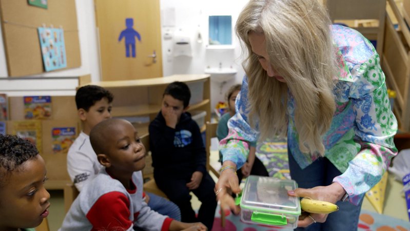 In sogenannten Sprach-Kitas sollen Kinder mit schlechten Deutschkenntnissen auf die Schule vorbereitet werden. Der Bedarf ist riesig, doch immer mehr Sprachfachkräfte geben auf. Wir haben uns einmal die Arbeit in einer Sprach-Kita angesehen. | Bild: BR In sogenannten Sprach-Kitas sollen Kinder mit schlechten Deutschkenntnissen auf die Schule vorbereitet werden. Der Bedarf ist riesig, doch immer mehr Sprachfachkräfte geben auf. Wir haben uns einmal die Arbeit in einer Sprach-Kita angesehen.