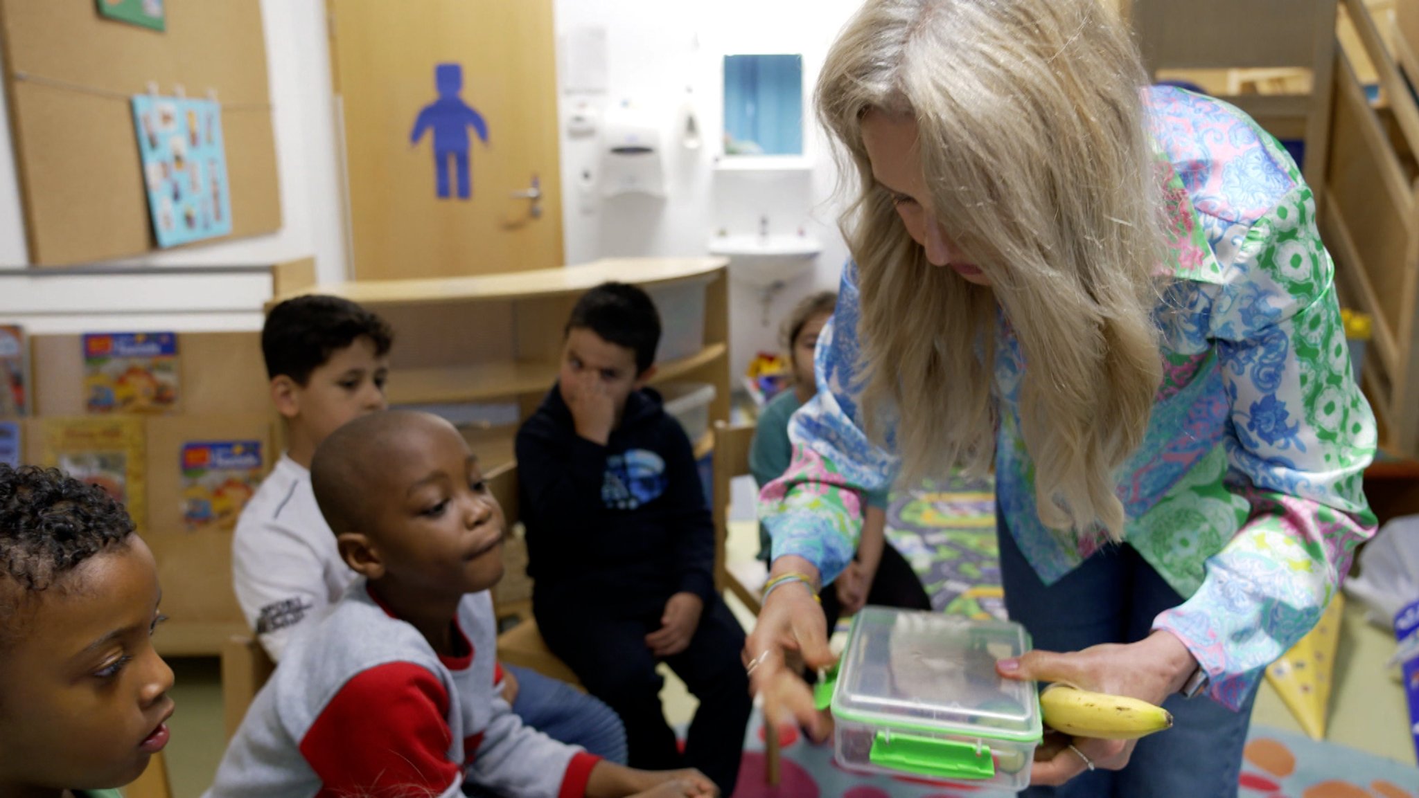 In sogenannten Sprach-Kitas sollen Kinder mit schlechten Deutschkenntnissen auf die Schule vorbereitet werden. Der Bedarf ist riesig, doch immer mehr Sprachfachkräfte geben auf. Wir haben uns einmal die Arbeit in einer Sprach-Kita angesehen.