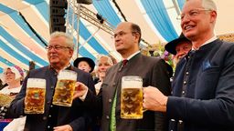 Landrat Josef Laumer, Bayerns Finanzminister Albert Füracker und Oberbürgermeister Markus Pannermayr mit einer Maß Bier in der Hand. | Bild:BR/Marin Gruber