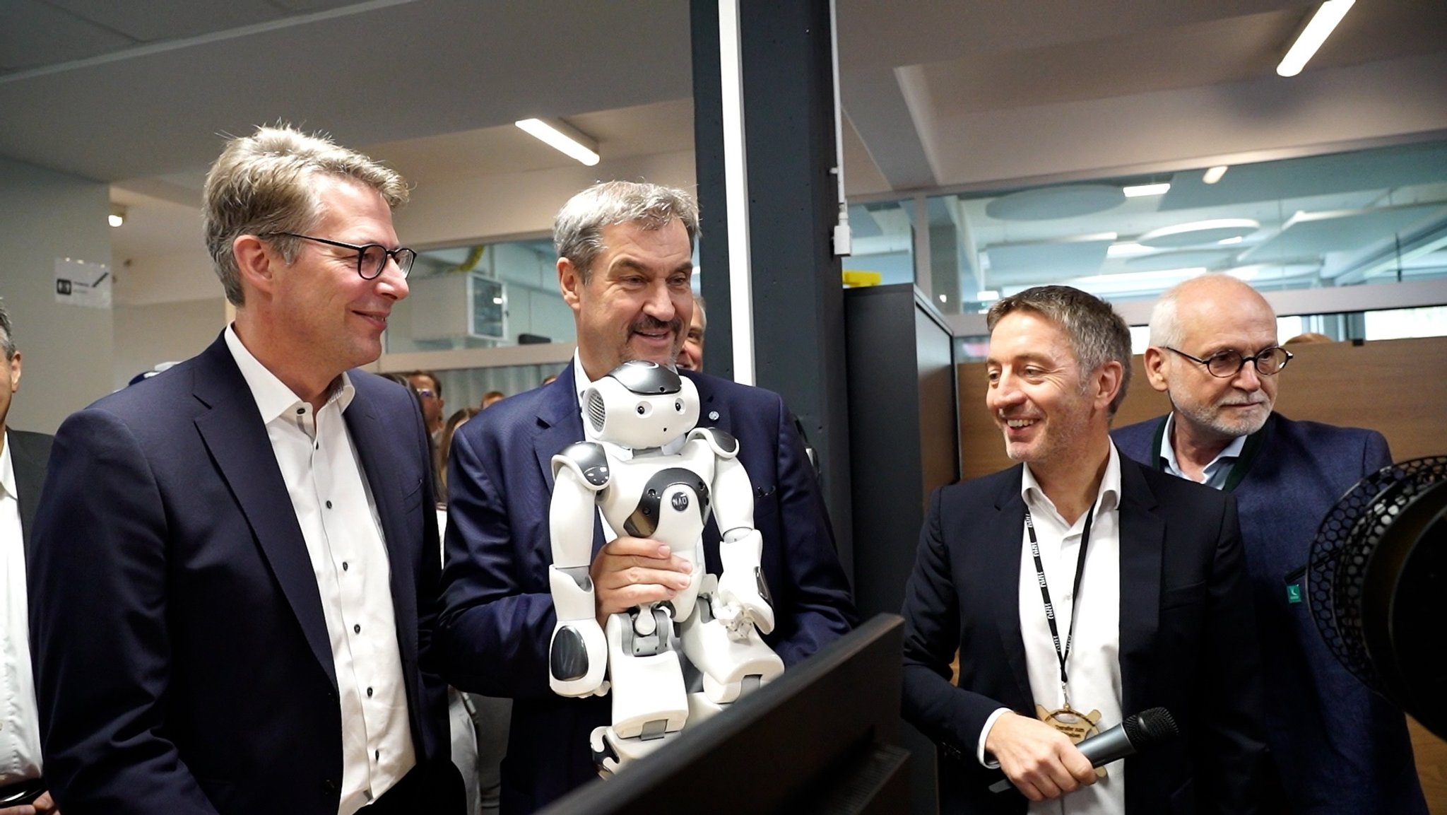 Wissenschaftsminister Markus Blume, Ministerpräsident Söder und Professor Jürgen Grinninger bei der Eröffnung des TTZ in Leipheim.