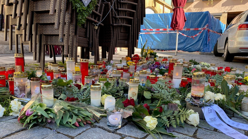 Kerzen und Blumen vor dem Blumenladen in Lichtenfels. | Bild: BR/Andi Ebert Kerzen und Blumen vor dem Blumenladen in Lichtenfels.
