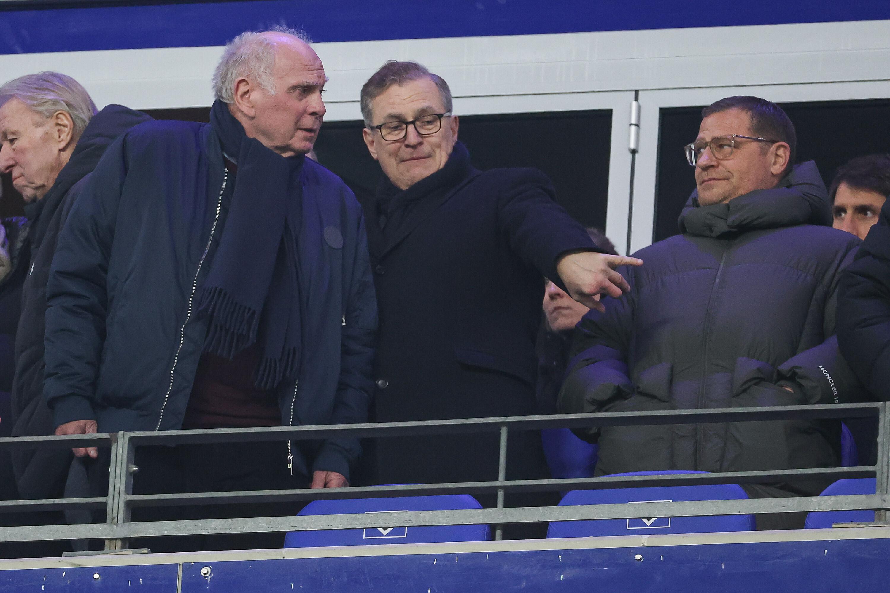 v. links: Uli Hoeneß, Jan-Christian Dreesen und Max Eberl auf der Tribüne.