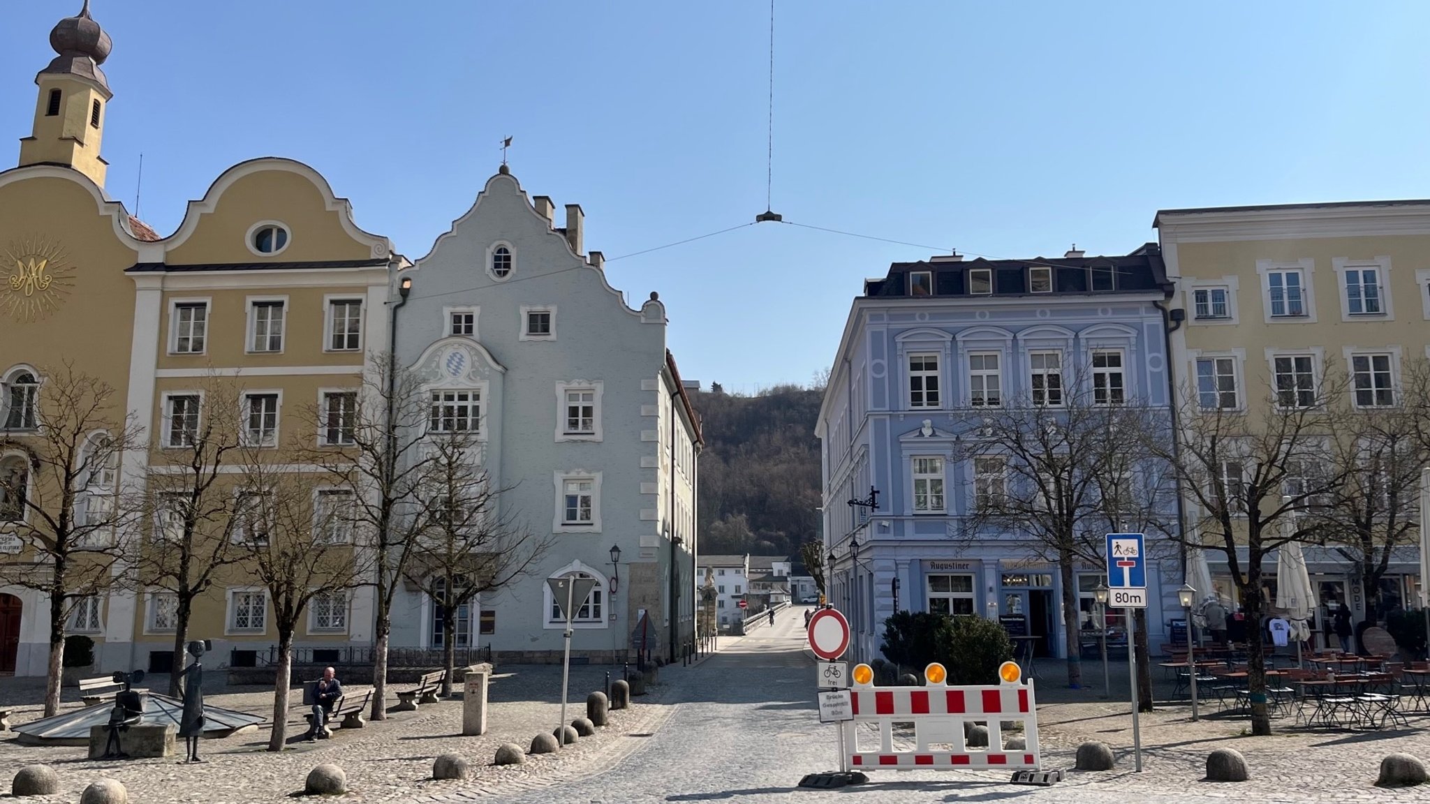 Von Burghausen aus ist die Zufahrt zur Brücke nur für Fahrräder erlaubt.