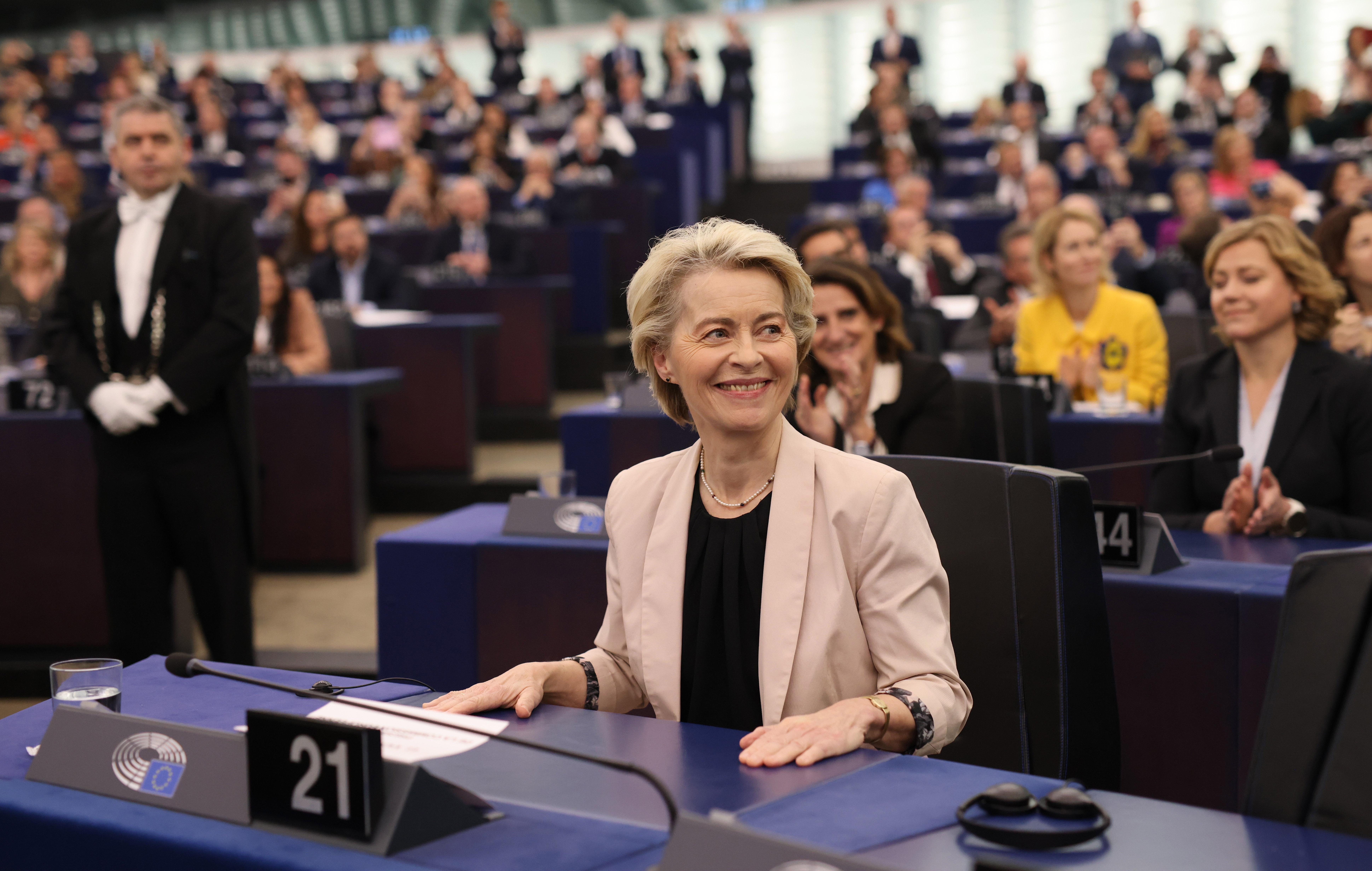 Ursula von der Leyen (CDU), Präsidentin der Europäischen Kommission, reagiert im EU-Parlament auf die Abstimmung.
