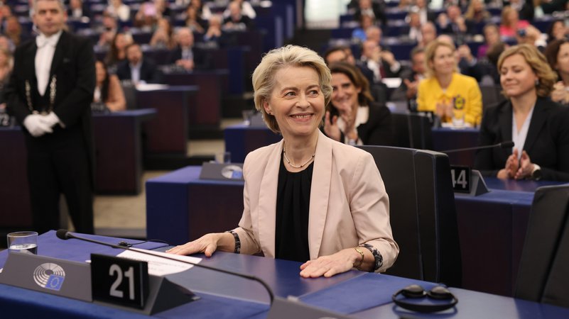 Ursula von der Leyen (CDU), Präsidentin der Europäischen Kommission, reagiert im EU-Parlament auf die Abstimmung. | Bild: picture alliance/dpa | Philipp von Ditfurth Ursula von der Leyen (CDU), Präsidentin der Europäischen Kommission, reagiert im EU-Parlament auf die Abstimmung.
