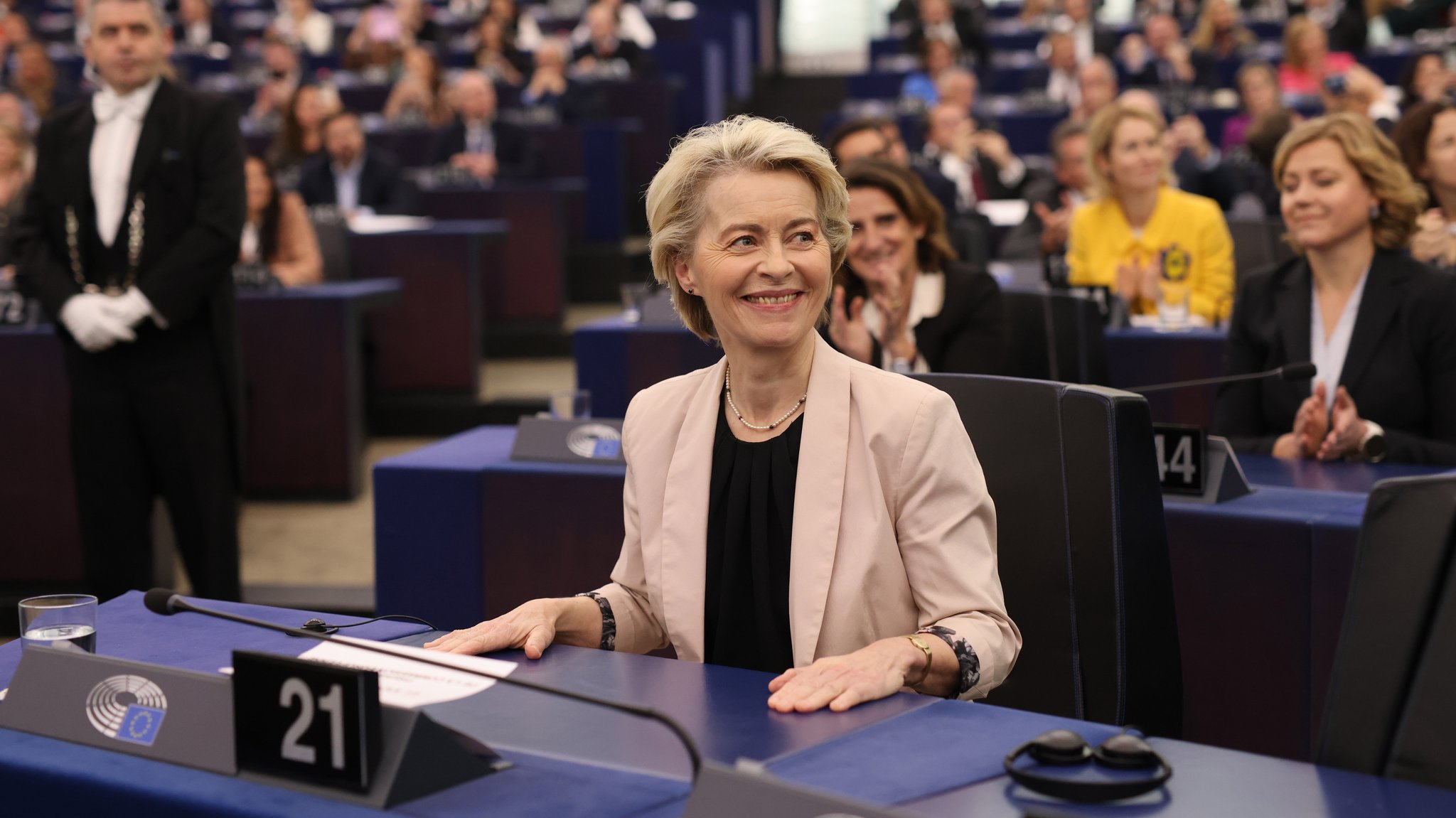 Ursula von der Leyen (CDU), Präsidentin der Europäischen Kommission, reagiert im EU-Parlament auf die Abstimmung.