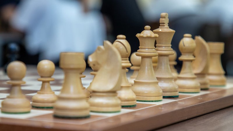 Figuren stehen auf einem Schachbrett. | Bild: dpa-Bildfunk/Andreas Gora Figuren stehen auf einem Schachbrett.