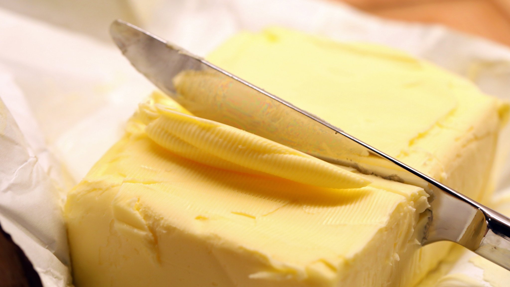 In einem Stück Butter steckt ein Messer.