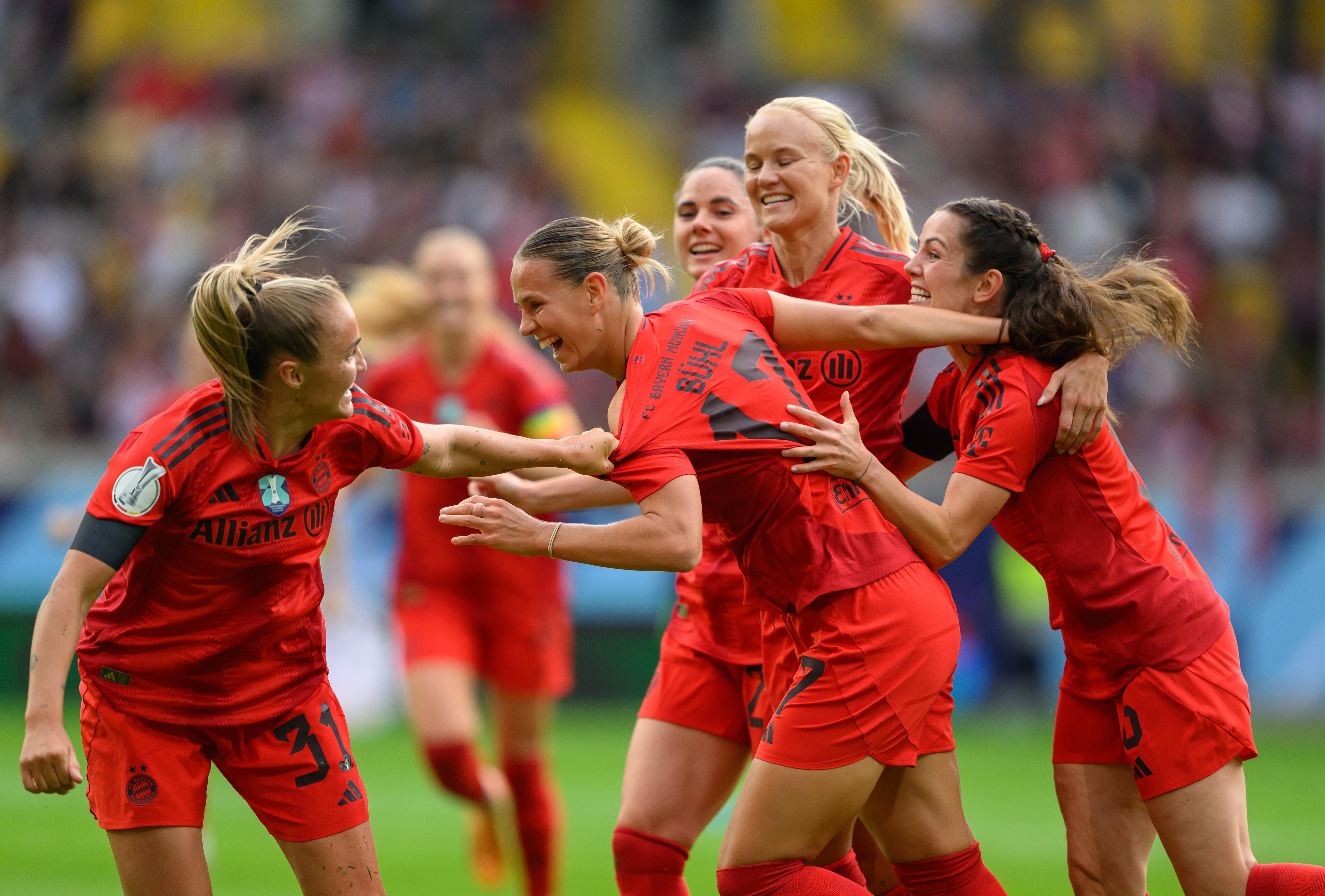 FC Bayern Frauen jubeln beim Supercup