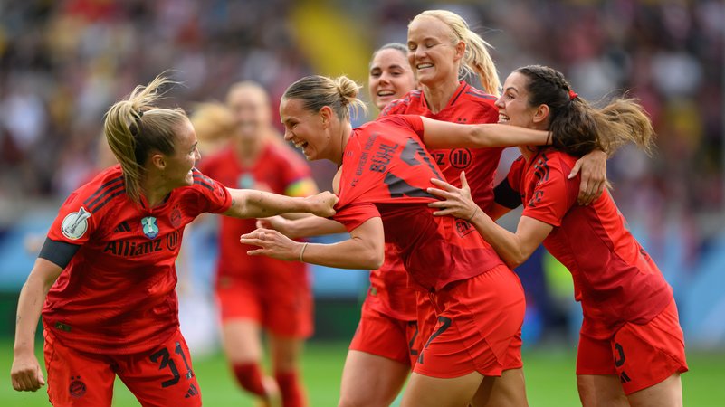 FC Bayern Frauen jubeln beim Supercup | Bild: picture alliance/dpa | Robert Michael FC Bayern Frauen jubeln beim Supercup