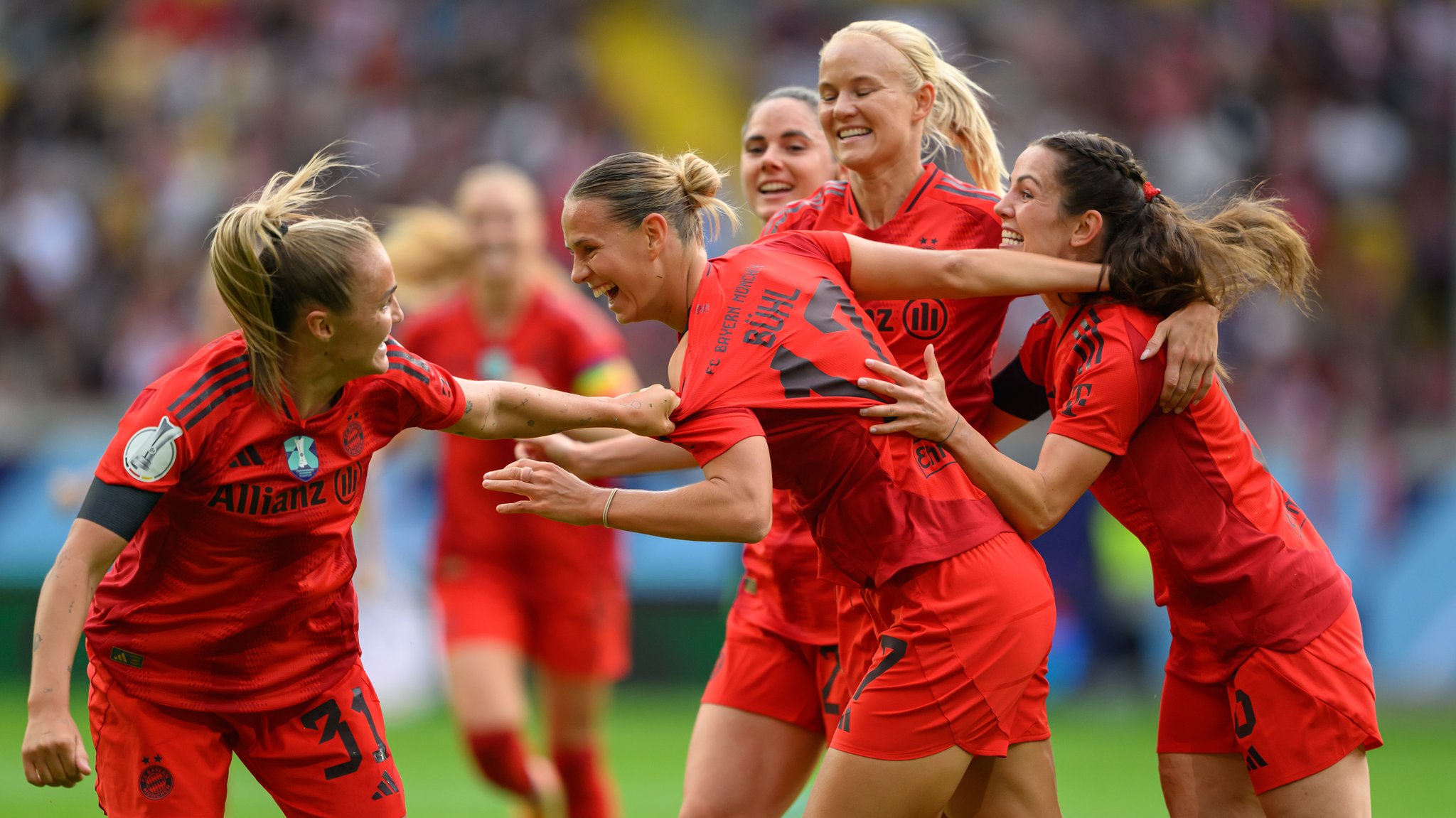 FC Bayern Frauen jubeln beim Supercup